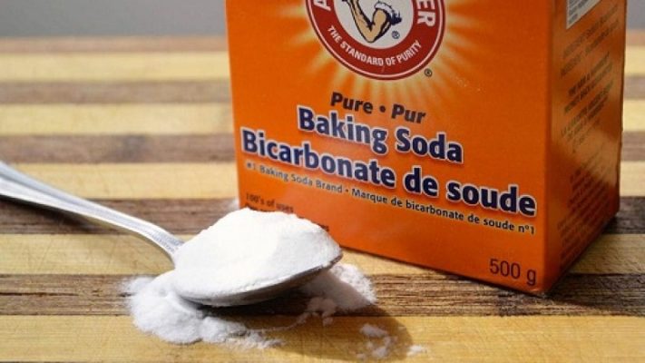 Ve-sinh-bon-cau-dung-cach-bang-baking-soda